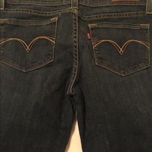 Demi Curve Levi's